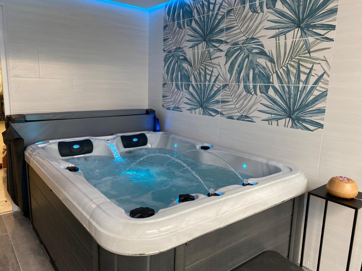 Gite Romarin Avec Spa Saint-Jean-de-Barrou 外观 照片